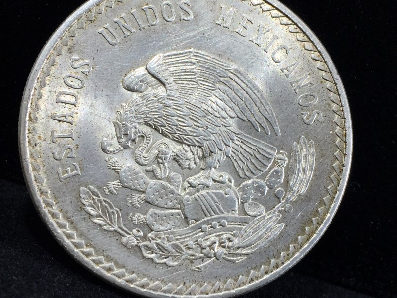 Mexican 1948 Cinco Pesos Cuauhtemoc Circulated Coin. Good 