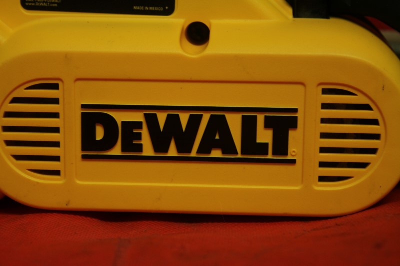 DEWALT DW433 8 Amp 3" x 21" Variable Speed Belt Sander w/ Dust Canister