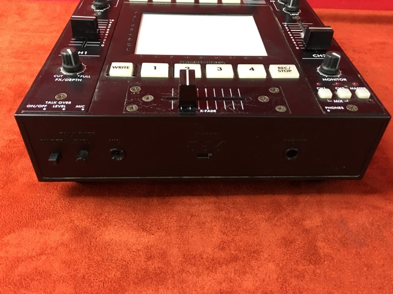 dj mixer with pads