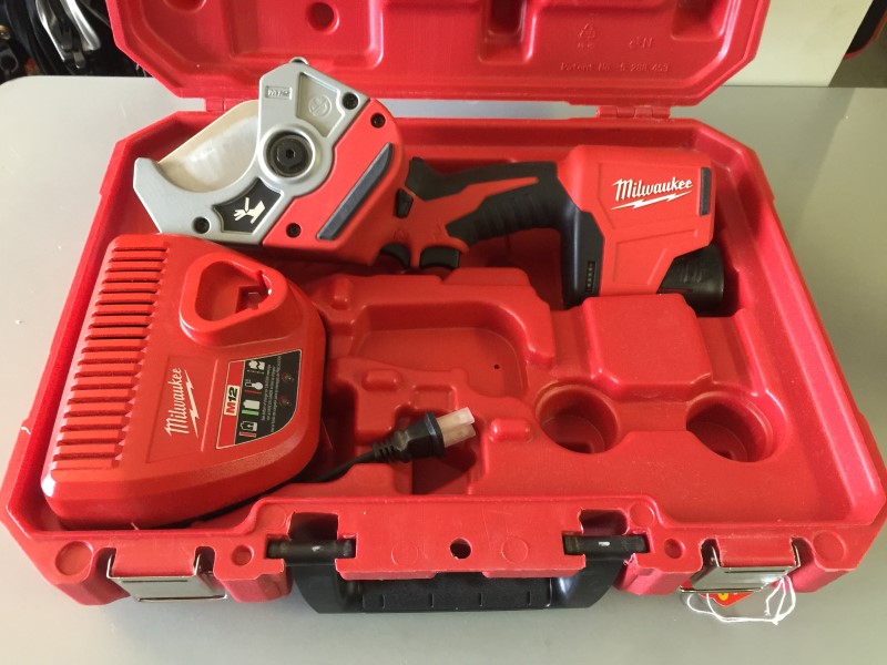 MILWAUKEE 247021 M12 12Volt LithiumIon Cordless PVC Shear Kit Very