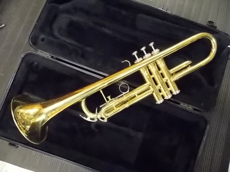 KING 600 TRUMPET & CASE, Key of Bb For parts or not working Buya