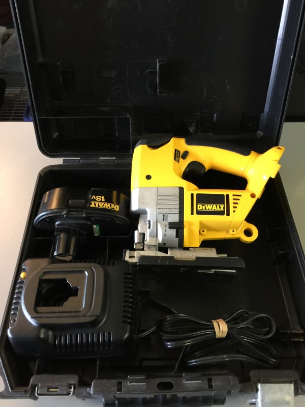 DEWALT DW933 18 VOLT HEAVY DUTY CORDLESS JIG SAW KIT Good Buya