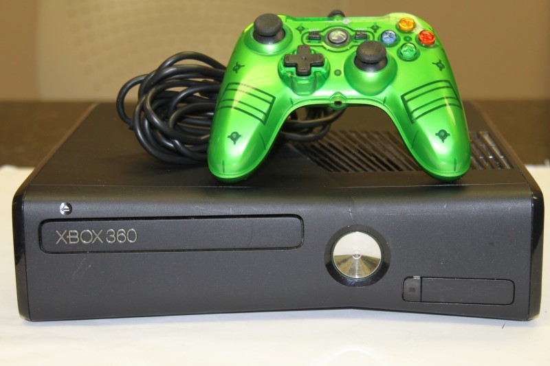 XBOX 360 4GB MODEL 1439 Very Good Buya