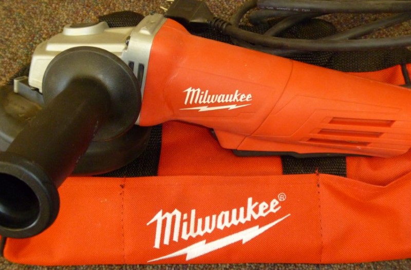 MILWAUKEE DISC GRINDER 614630 A