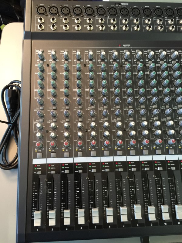 YAMAHA EMX500020 20 Channel Powered Mixer with Effects, 1000 Watts