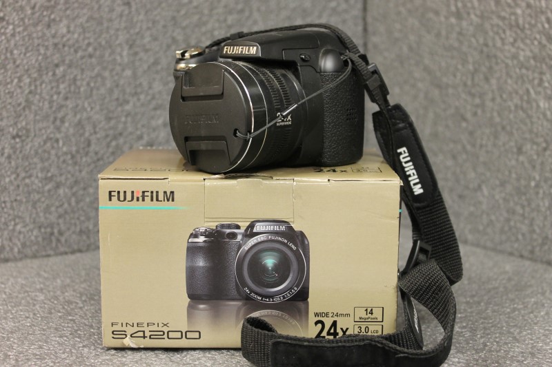 FUJIFILM FINEPIX S SERIES S4200 14.0 MP DIGITAL CAMERA W/ BOX Good Buya