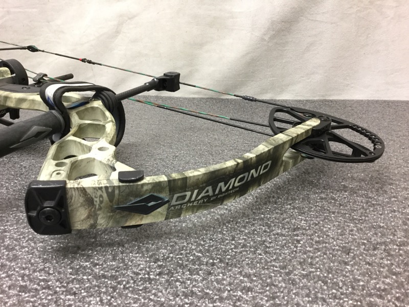 BOWTECH DIAMOND ARCHERY OUTLAW 29" DL, 60 DW. CASE Very Good Buya