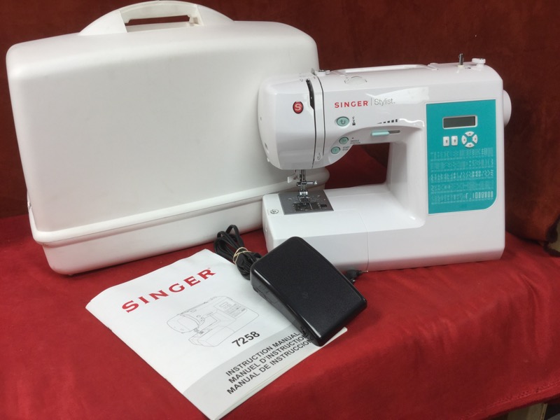 SINGER SEWING MACHINE "STYLIST" 7258. Like New Buya
