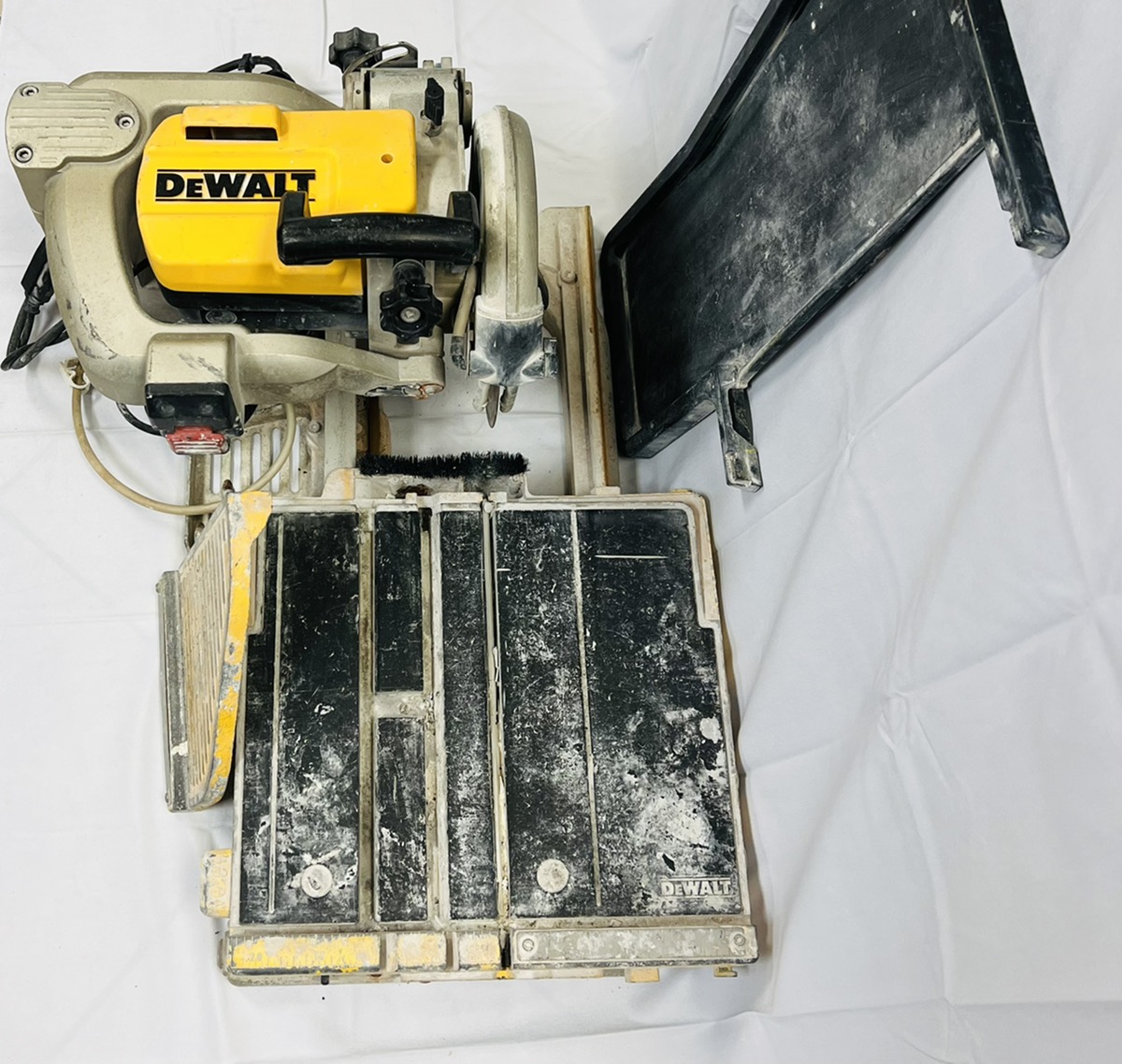 DEWALT D24000 10 INCH WET TILE SAW WITH STAND AND BASE Acceptable Buya