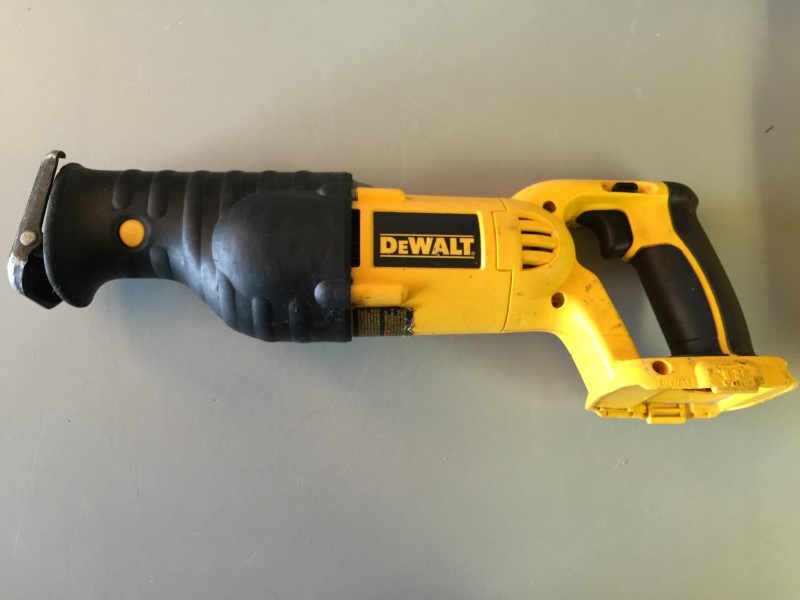 DEWALT DC385 18 VOLT CORDLESS RECIPRICATING SAW SAWZALL TOOL ONLY Good ...