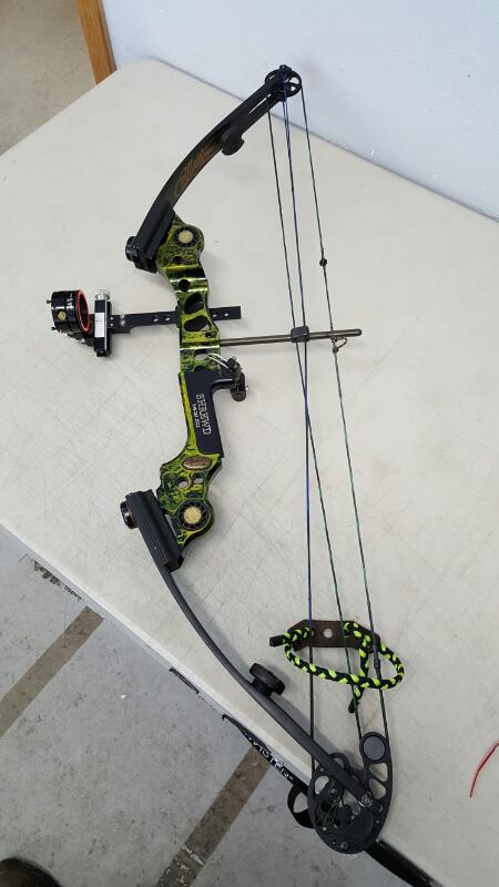 Mathews Solo Cam Machined Riser RH Compound Bow, w/ Accessories & Hard ...