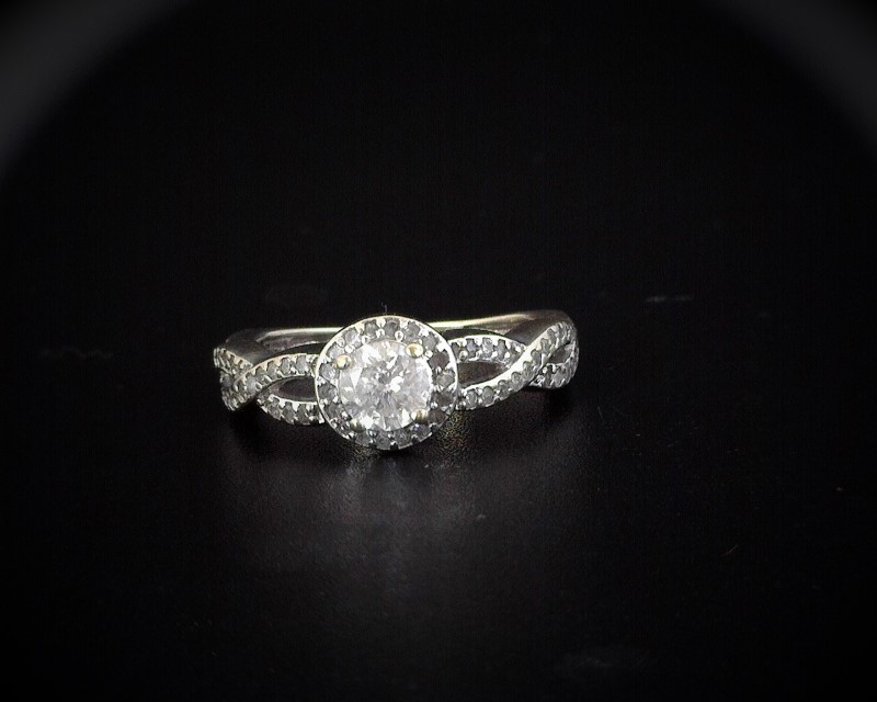 ENGAGEMENT WHITE GOLD RB DIAMOND RING SIZE: 6.5 (CENTER DIAMOND IS APPX ...