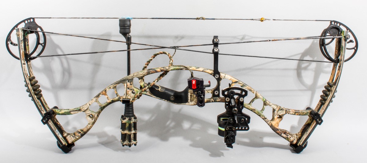 HOYT ARCHERY Bow MAXXIS 31 Very Good | Sam's Locker Pawn And GOLD ...