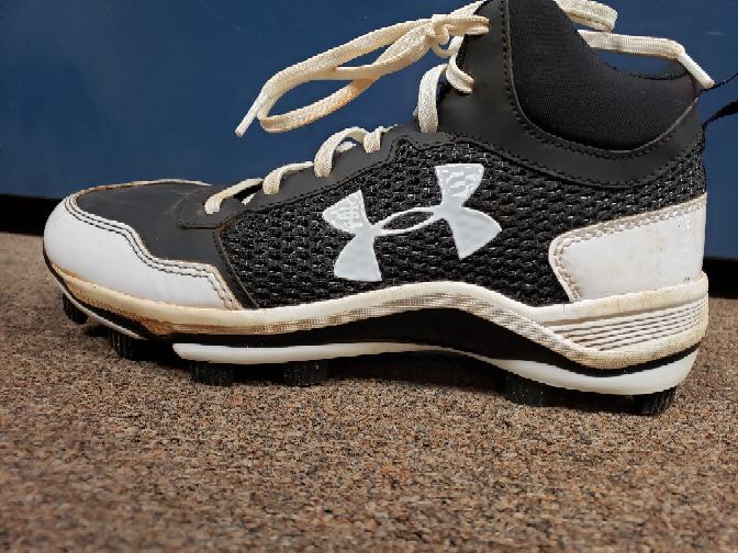BLACK & WHITE UNDER ARMOUR BASEBALL CLEATS, IN LIKE NEW BLACK & WHITE UNDER ARMOUR BASEBALL CLEATS, IN LIKE NEW