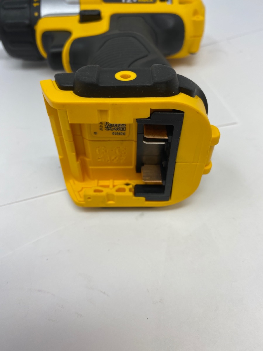 DEWALT DCF610 12V MAX* 1/4" SCREWDRIVER KIT (AE) Like New Sharp