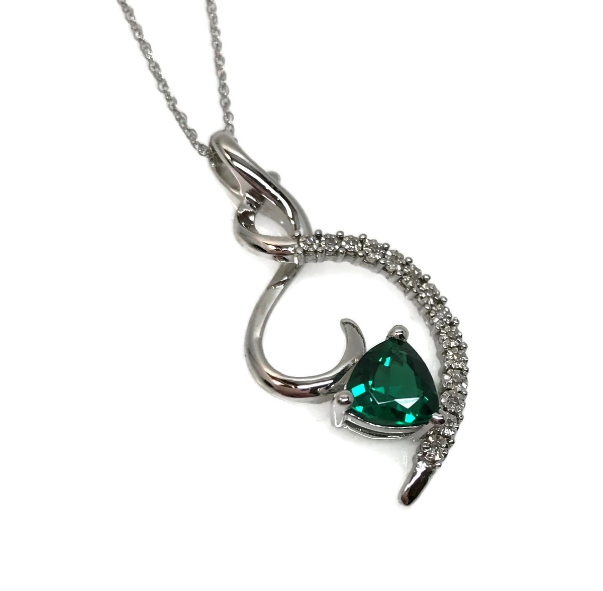 16" Synthetic Emerald Diamond Pendant Necklace 14 Diamonds .100 Carat T