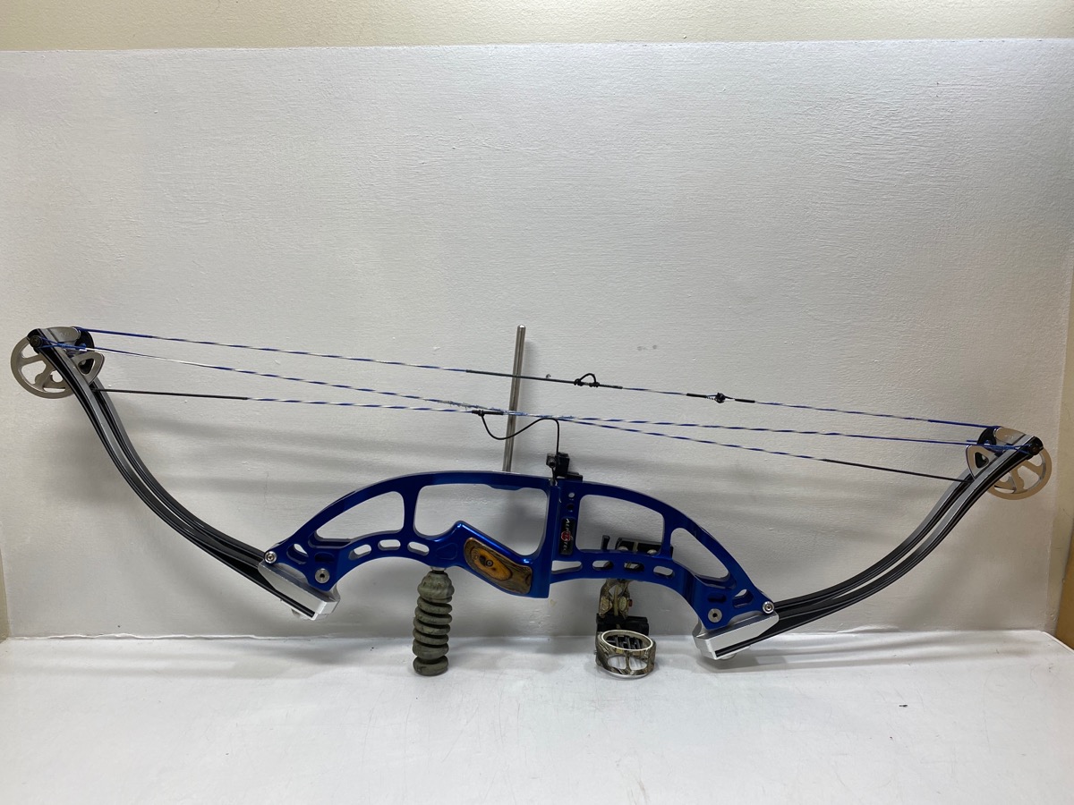 Hoyt Archery Alphatec Carbonite Compound Bow Right Handed RH 70lb Draw