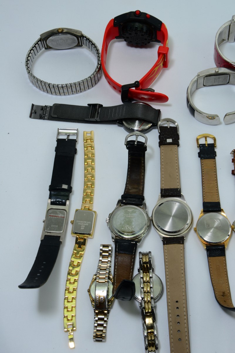 25 LOT OF WATCHES MANY NAME BRANDS SEIKO TIMEX PULSAR FOSSIL ARMITRON
