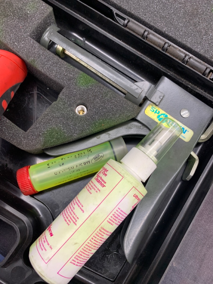 SPOTGUN LEAK DETECTION KIT INCLUDES, LIGHT, GLASSES, DYE INJECTOR GUN