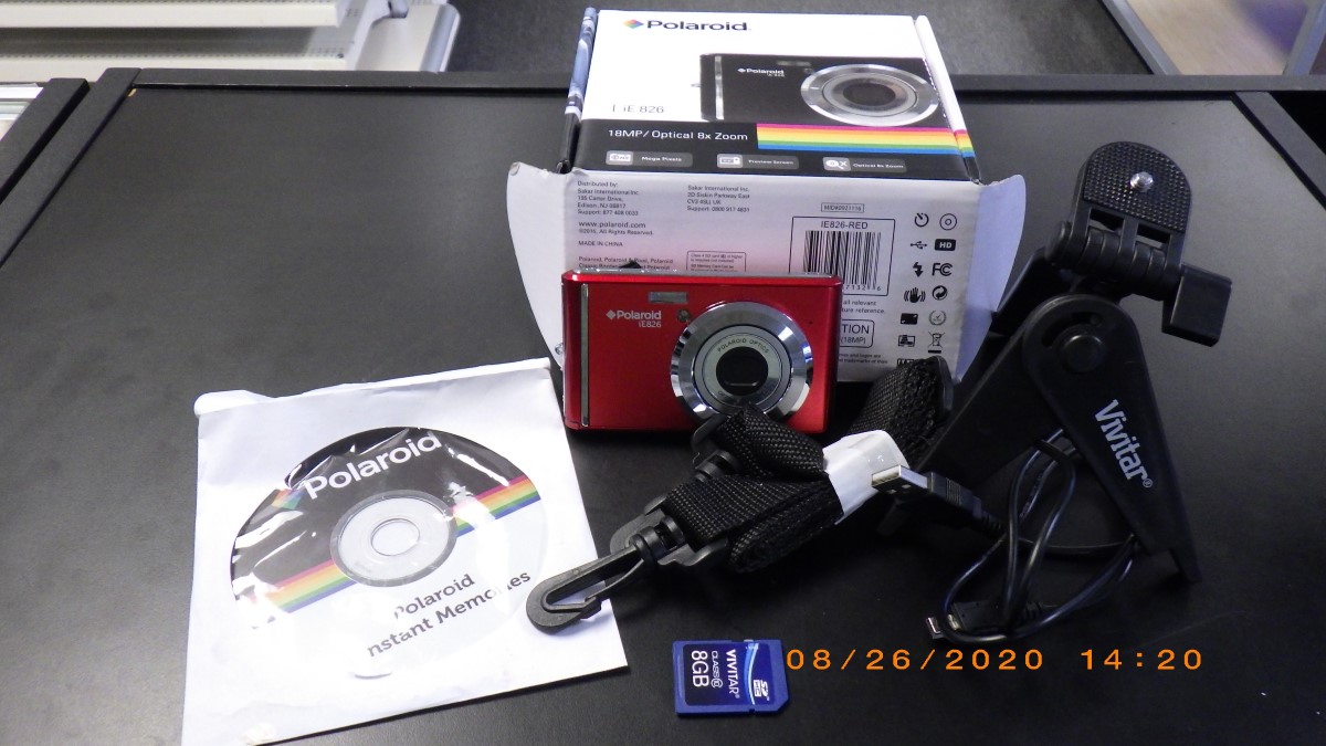 POLAROID DIGITAL CAMERA IE826 (!!!!WONT TURN ON, PARTS ONLY!!!!!) For parts or not working Buya