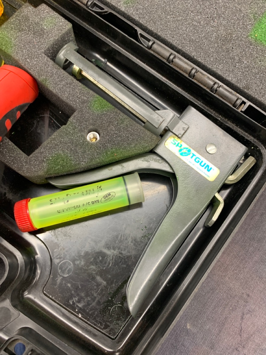SPOTGUN LEAK DETECTION KIT INCLUDES, LIGHT, GLASSES, DYE INJECTOR GUN