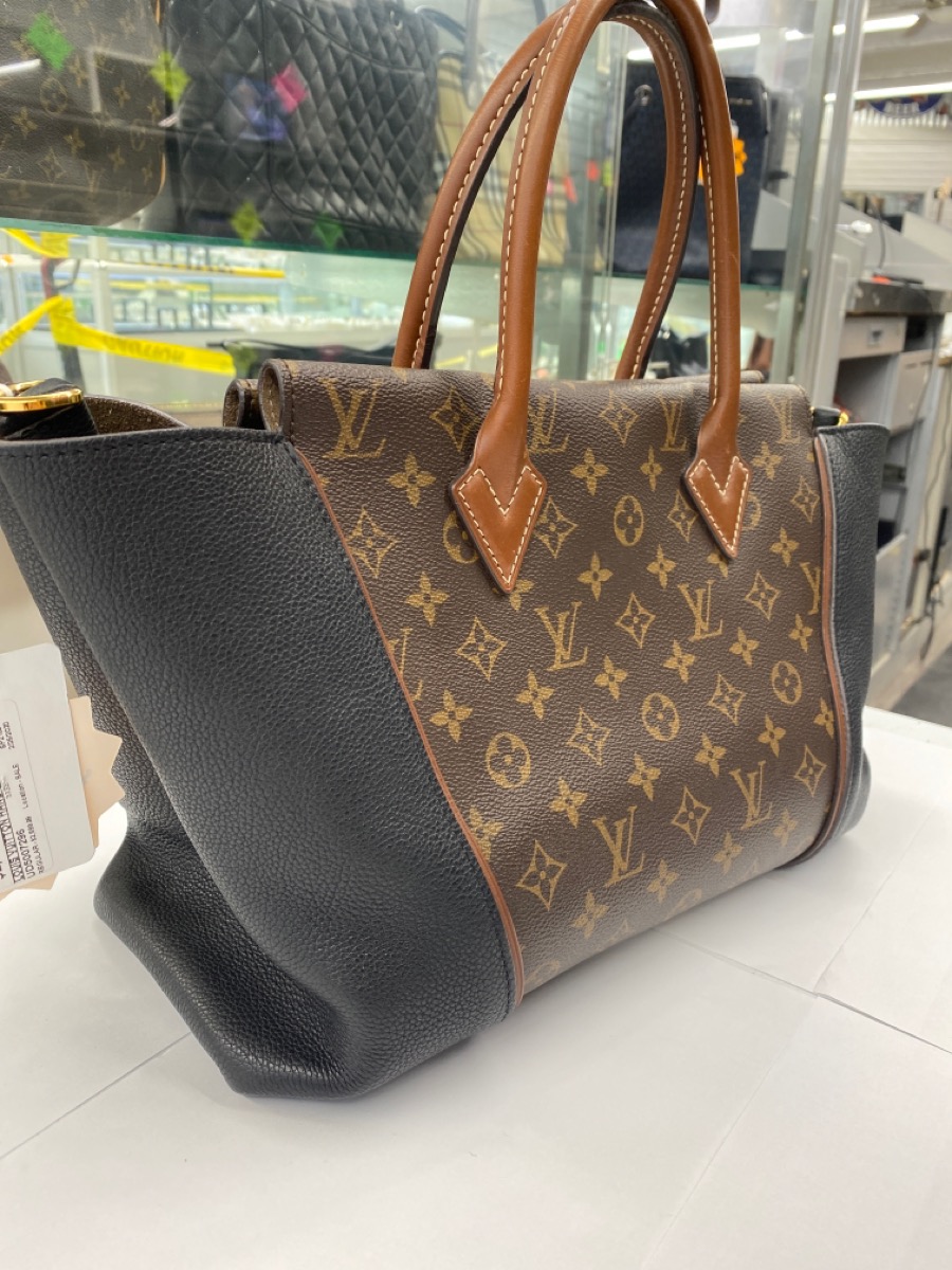 Copy ori louis vuitton (LV) tote bag, Women's Fashion, Bags & Wallets,  Purses & Pouches on Carousell