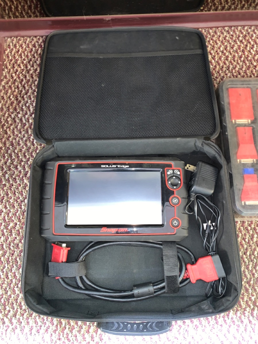 SnapOn Solus Edge EESC 320 V15.2 Scanner w/ OBDI Master Kit Very Good