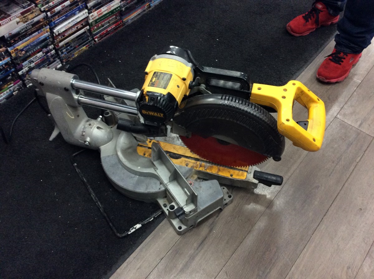 DEWALT MITER SAW 12
