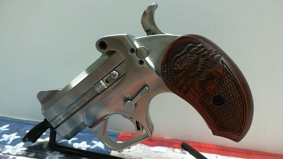 BOND ARMS PATRIOT DEFENDER DERRINGER STAINLESS WITH WOOD GRIPS 45LC/410 ...