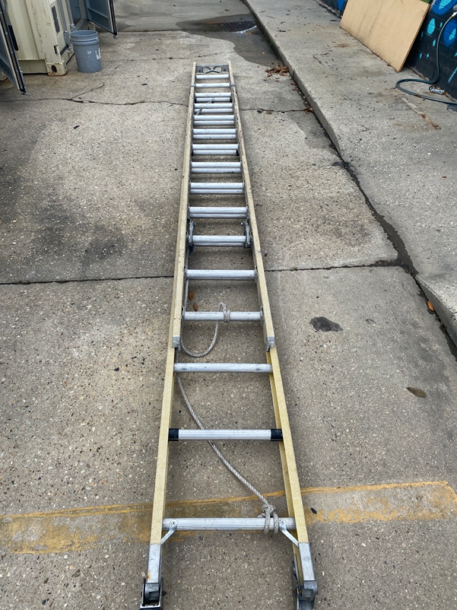 LOUISVILLE EXTENSION LADDER FE4228HDE03 YELLOW 28 FT Very Good Buya