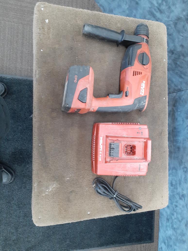 HILTI DEMOLITION HAMMER TE 2A18 WITH 2 BATTERIES AND CHARGER Very Good