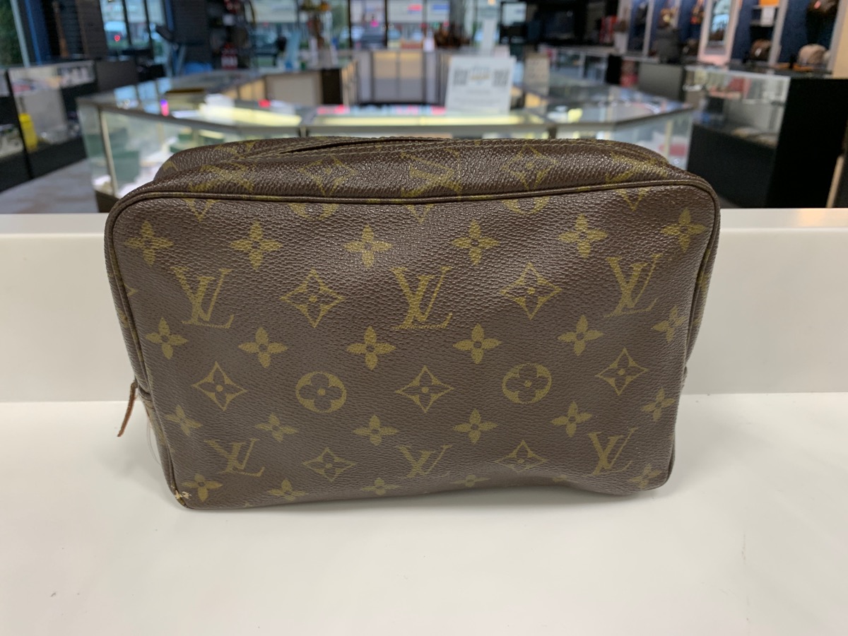 louis vuitton toiletry pouch 23