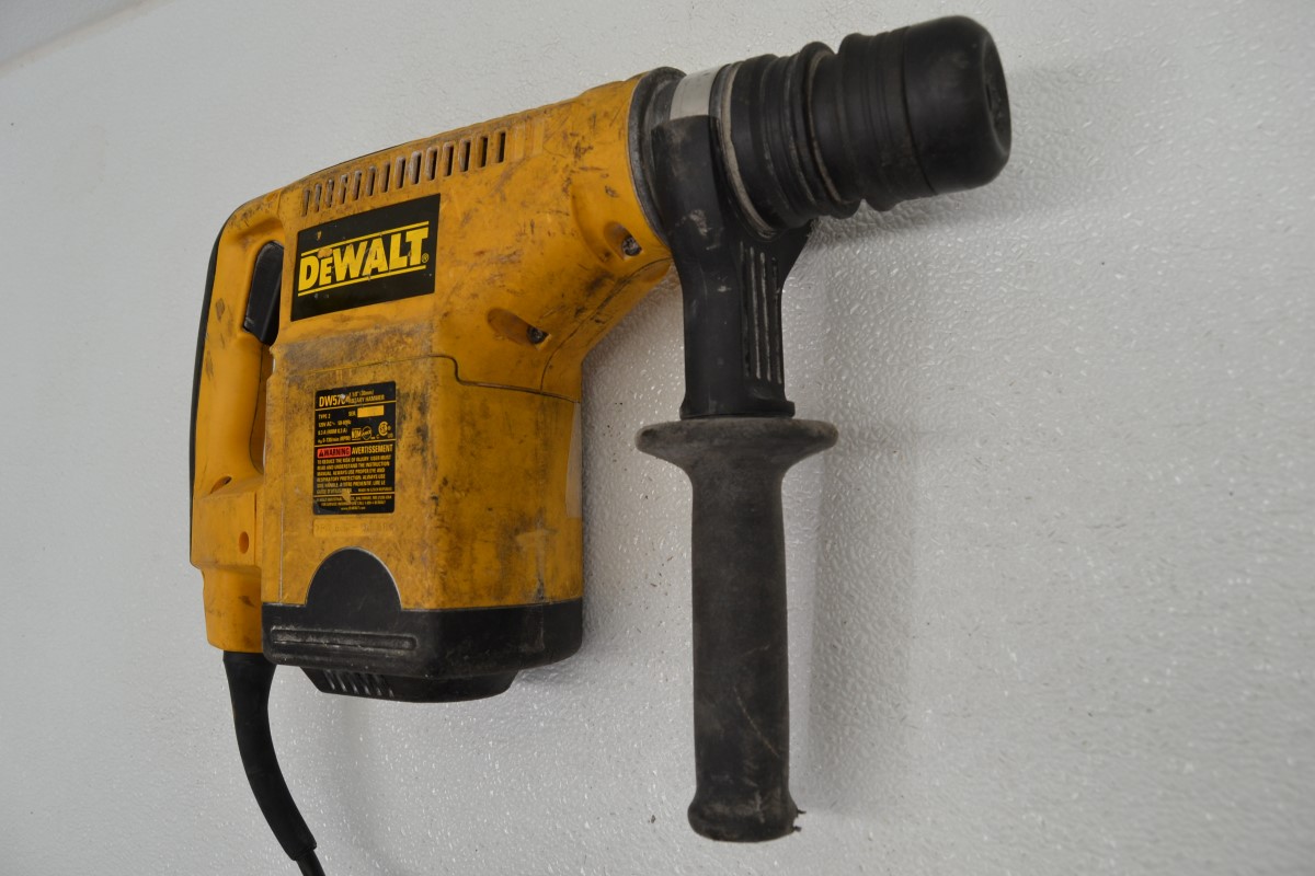 DEWALT Dw570 SDS Rotary & Chipping Hammer & Drill 8.3 Amp 120v Very Good Buya