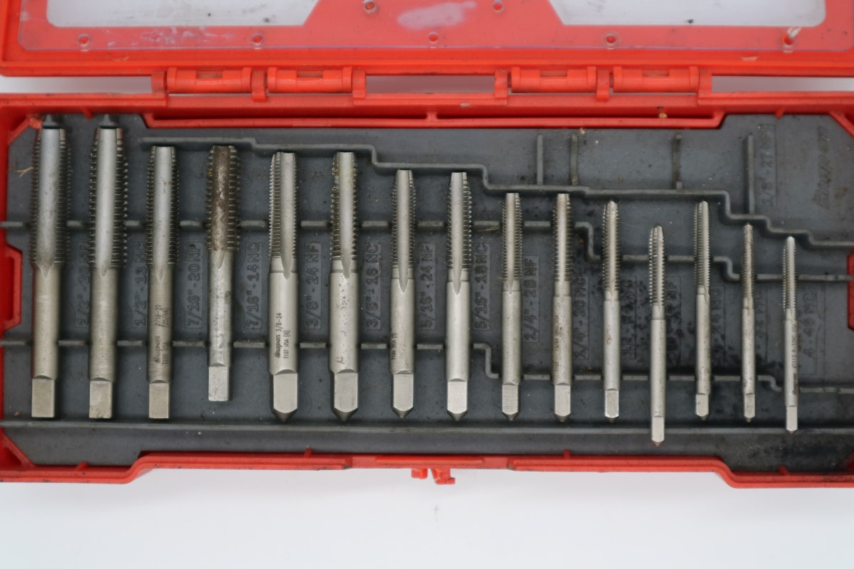 SNAPON TAP SET SAE TSA117 17 PIECE SET Very Good Buya