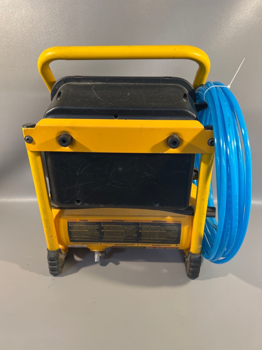DEWALT PORTABLE AIR COMPRESSOR DWFP55130 2.5 GALLON 200 PSI WITH HOSE