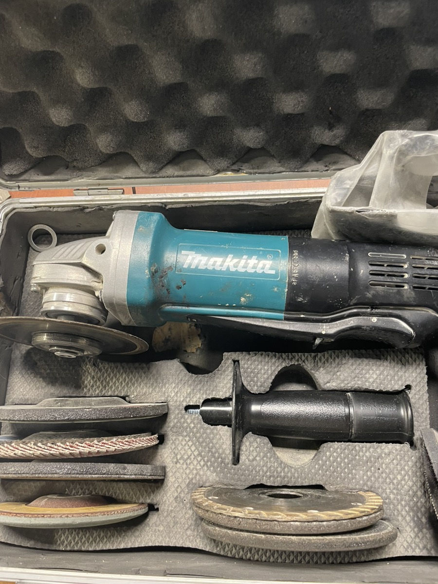 MAKITA 9557PB Good Mr. Pawn AZNV
