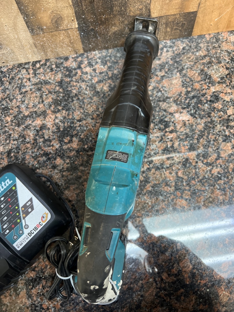 MAKITA XRJ05 18V RECIPROCATING SAWZALL KIT (2.0AH BATTERY & CHARGER