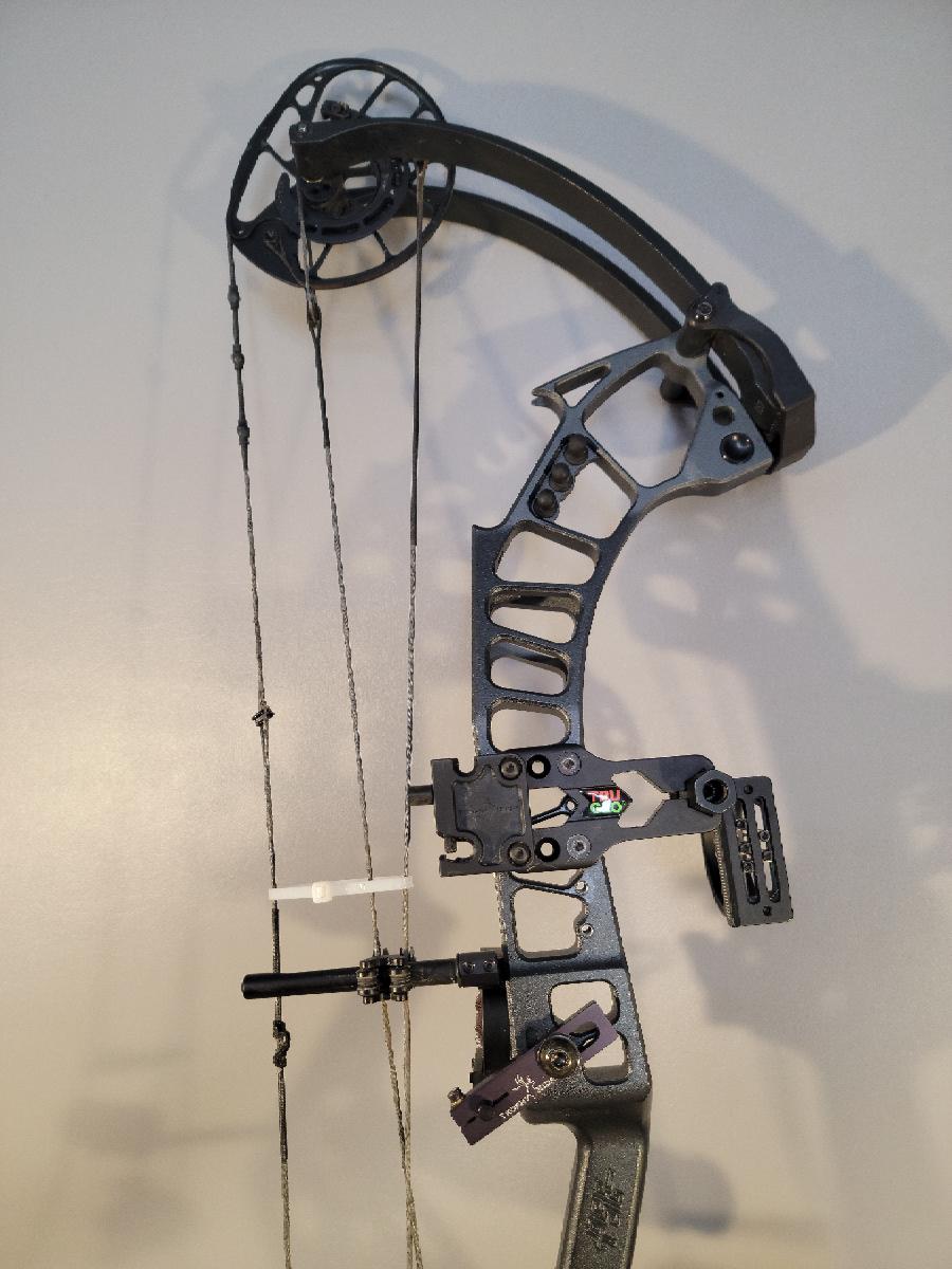 PSE ARCHERY XPEDITE COMPOUND BOW WITH WHISKER BISCUIT AND TROPHY RIDGE