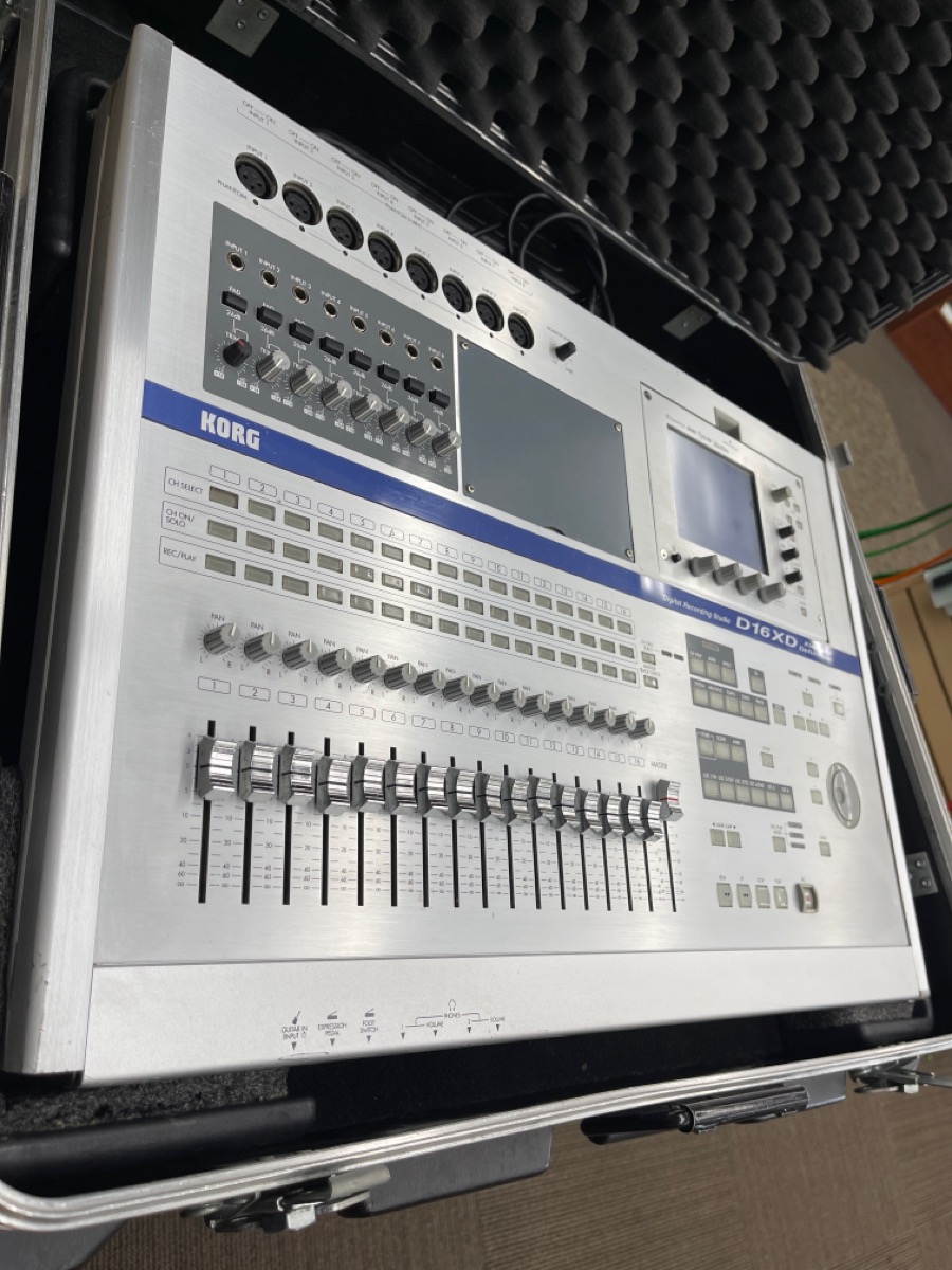 D16XD DIGITAL MIXER/RECORDING STUDIO IN CASE Good Buya