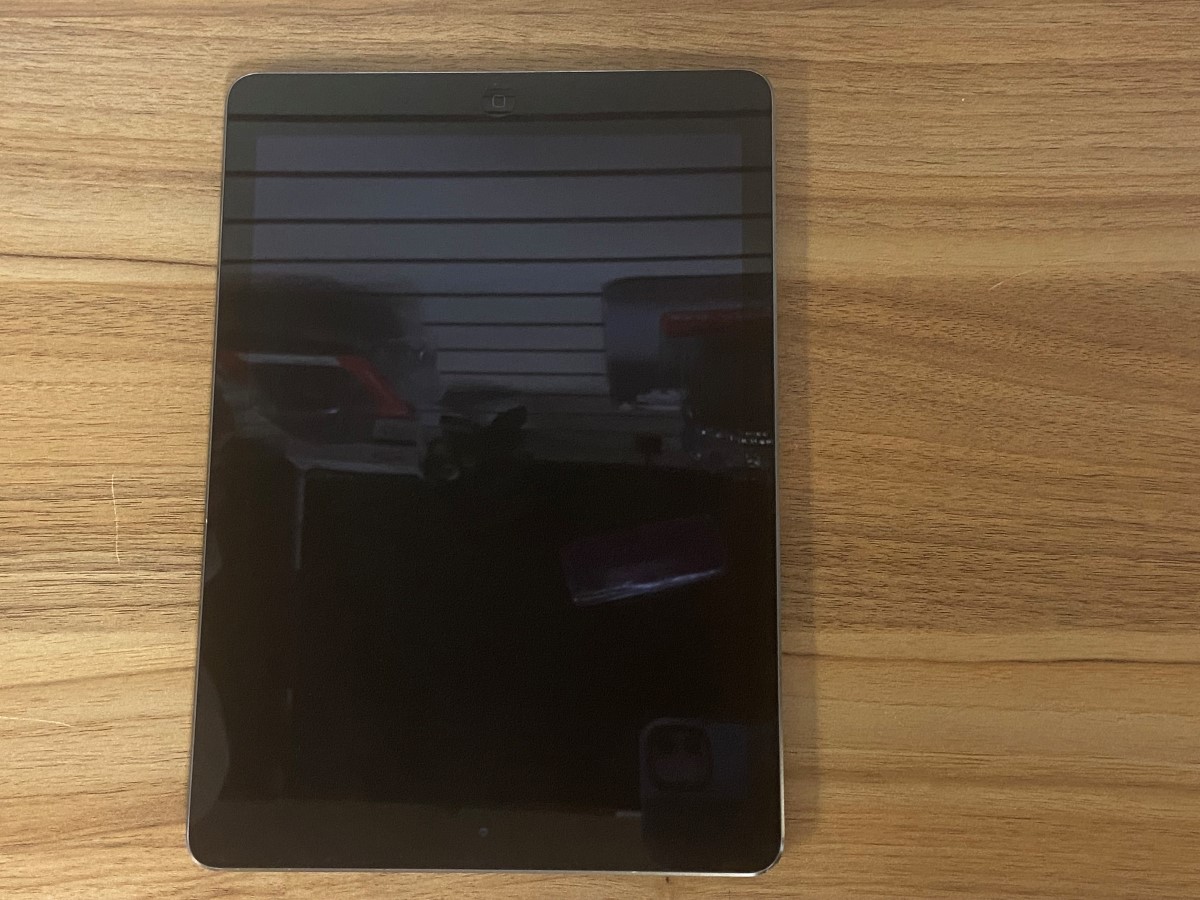 APPLE IPAD AIR MD785LL/B For parts or not working Buya