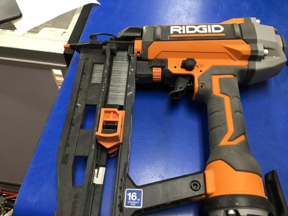 RIDGID 16 GAUGE 2 1/2" PNEUMATIC FINISH NAILER MODEL R250SFF ORANGE AND