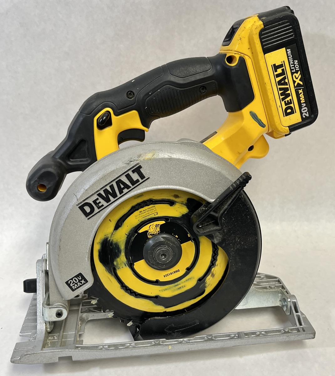 DEWALT DCS391 6.5" 20V Circular Saw w/Charger and Battery Very Good
