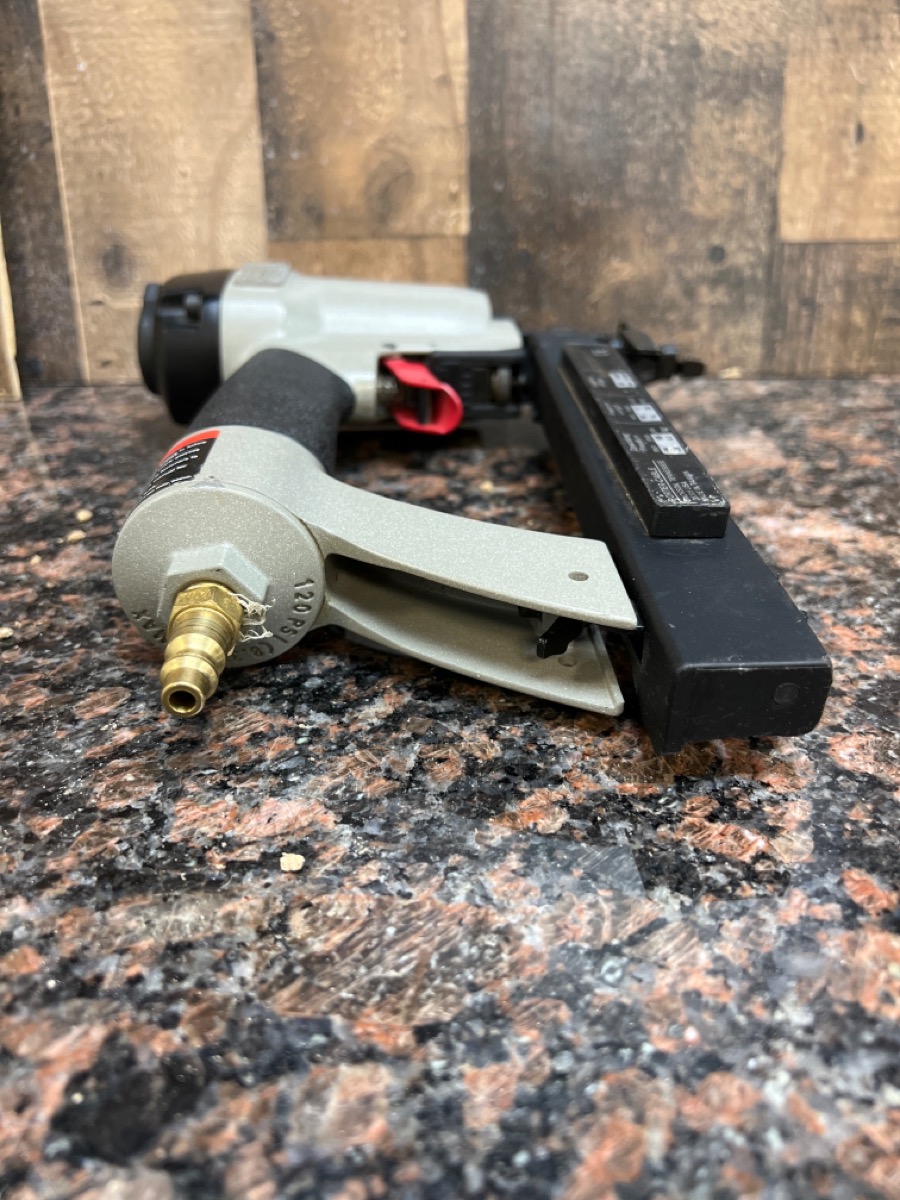 PORTER CABLE PNEUMATIC 18GAUGE 11/2 in. NARROW CROWN STAPLER NS100A