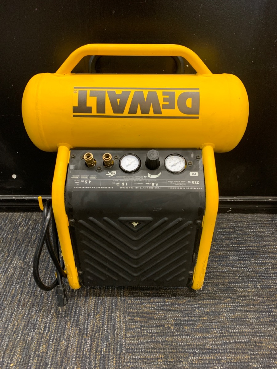 DEWALT D55146 ELECTRIC AIR COMPRESSOR, 4.5GALLON 37474530 Very Good