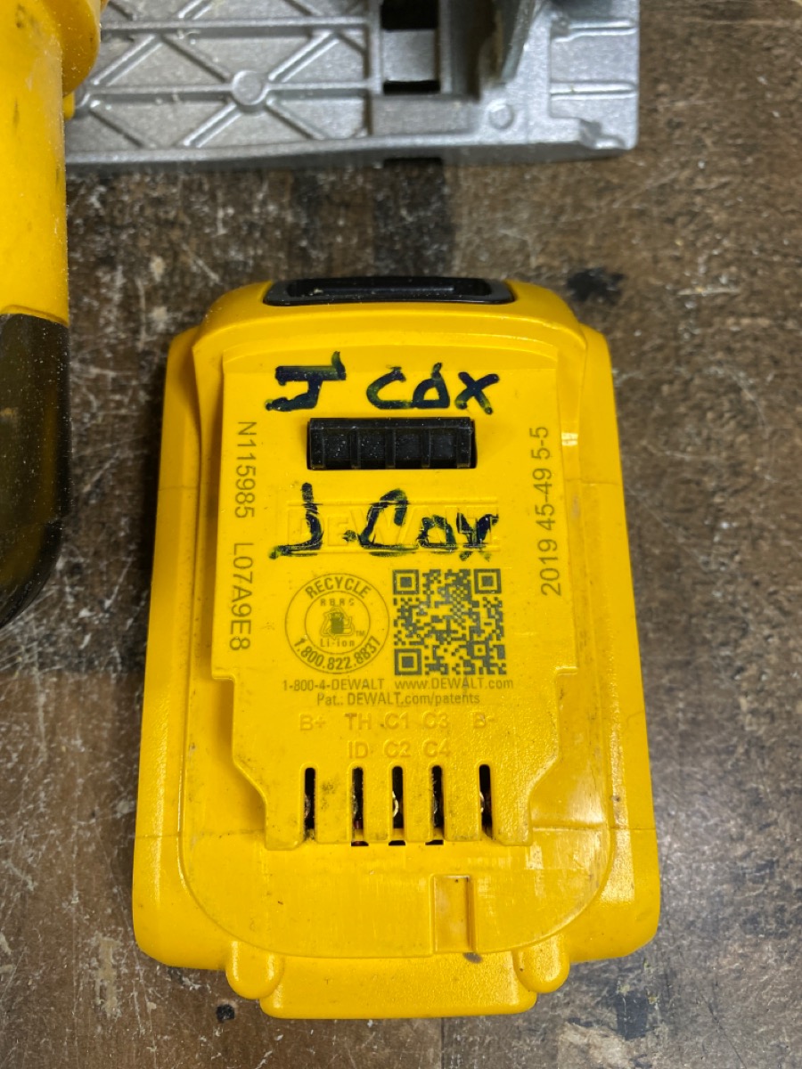 DEWALT DC390 6 1/2" NICAD CIRCULAR SAW WITH LITHION BATTERY ADAPTER