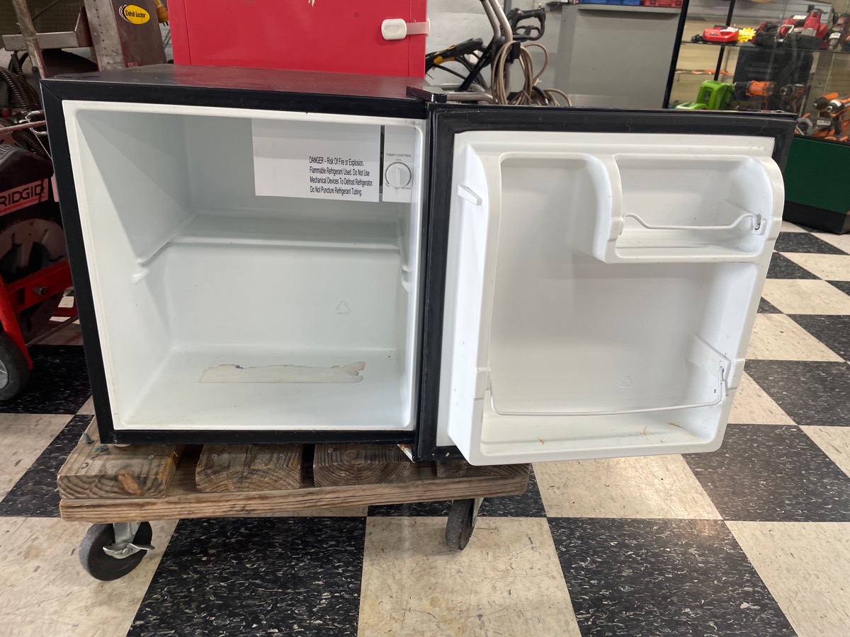 GALANZ GL17BK MINI FRIDGE **MISSING SHELF** (ALCMR) Good Buya
