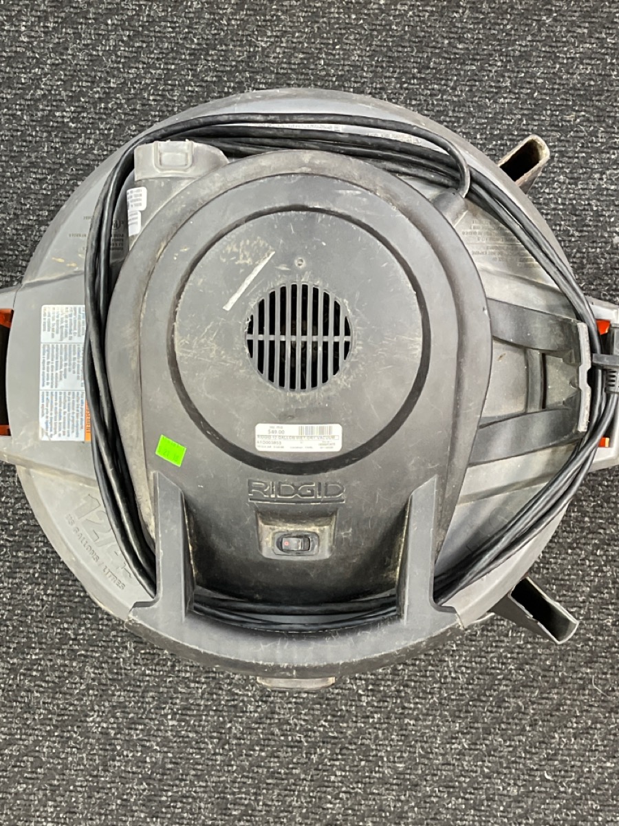 RIDGID WD12701 12 GALLON WET/DRY VACUUM W/ SOME ATTACHMENTS Acceptable