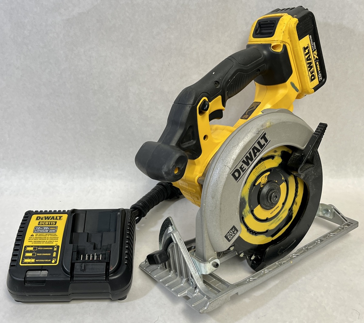 DEWALT DCS391 6.5" 20V Circular Saw w/Charger and Battery Very Good