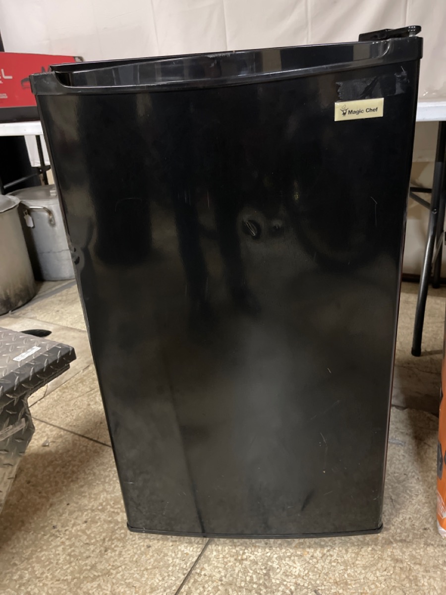 MAGIC CHEF MCBR445B1 4.4 CU FT BLACK MINI FRIDGE Very Good Buya