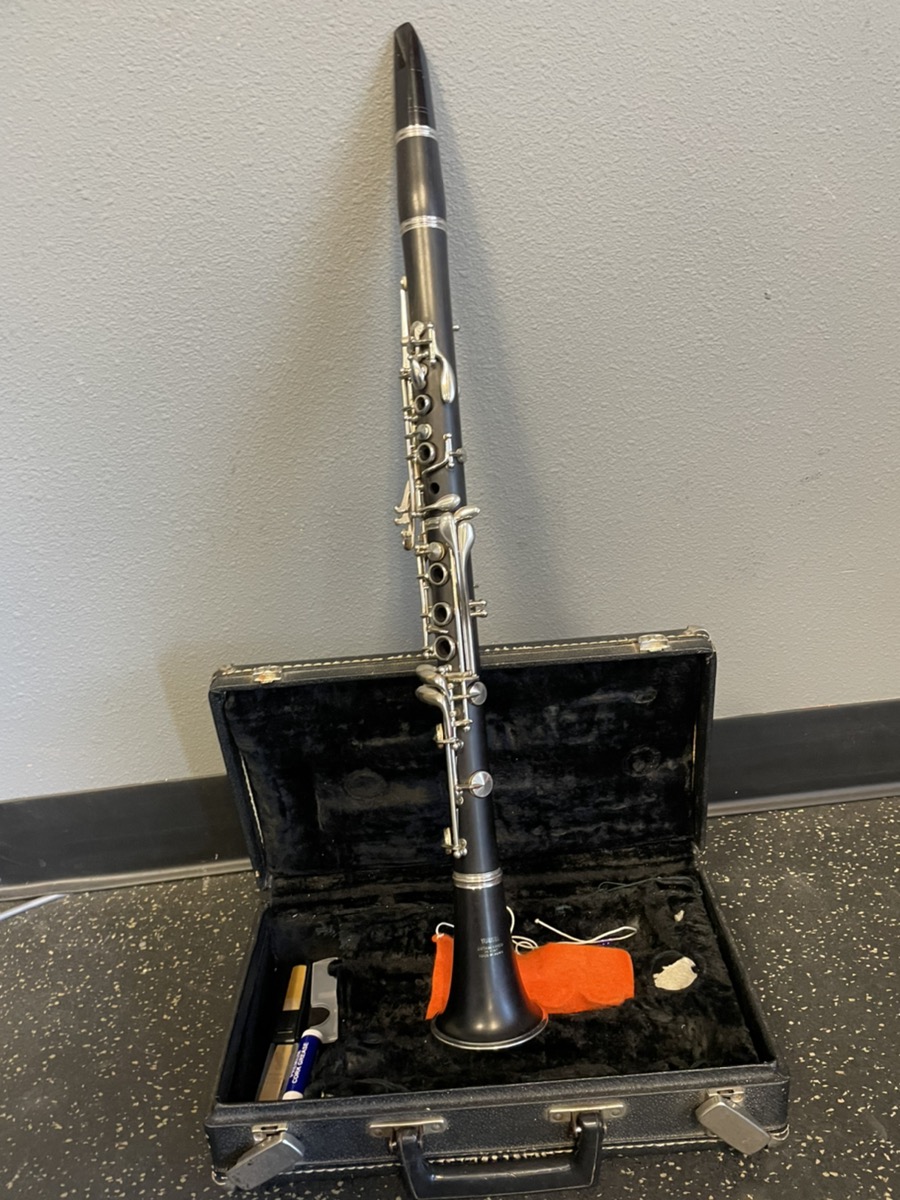 YAMAHA YCL 255 STUDENT IN PADDED HARD CASE W/ 2 REEDS Good